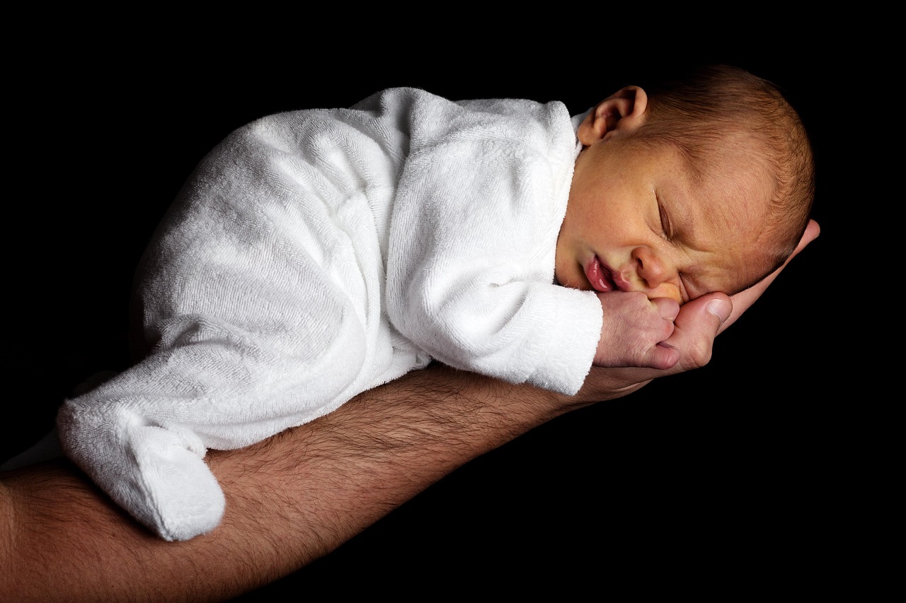 conseils essentiels pour prendre soin de votre nouveau-né : alimentation, sommeil, hygiène et bien-être pour un démarrage en douceur.