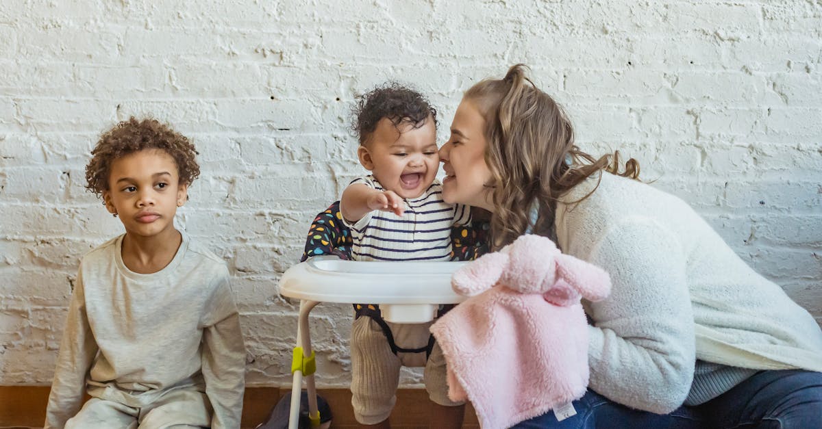 découvrez notre sélection de chaises hautes pour bébés, alliant confort, sécurité et design moderne. idéales pour les repas en famille, nos chaises s'adaptent à tous les styles et besoins. faites le choix de la qualité pour le bien-être de votre enfant.