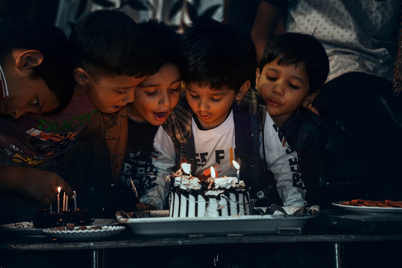 conseils pratiques pour organiser un anniversaire d'enfant réussi sans dépasser votre budget. idées économiques et astuces pour une fête mémorable.