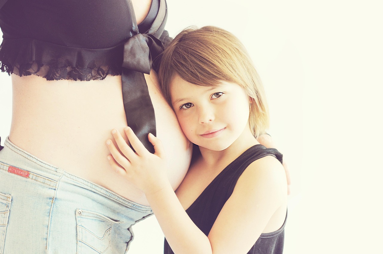 conseils et astuces pour voyager en toute sécurité pendant la grossesse, avec des recommandations adaptées aux futures mamans.