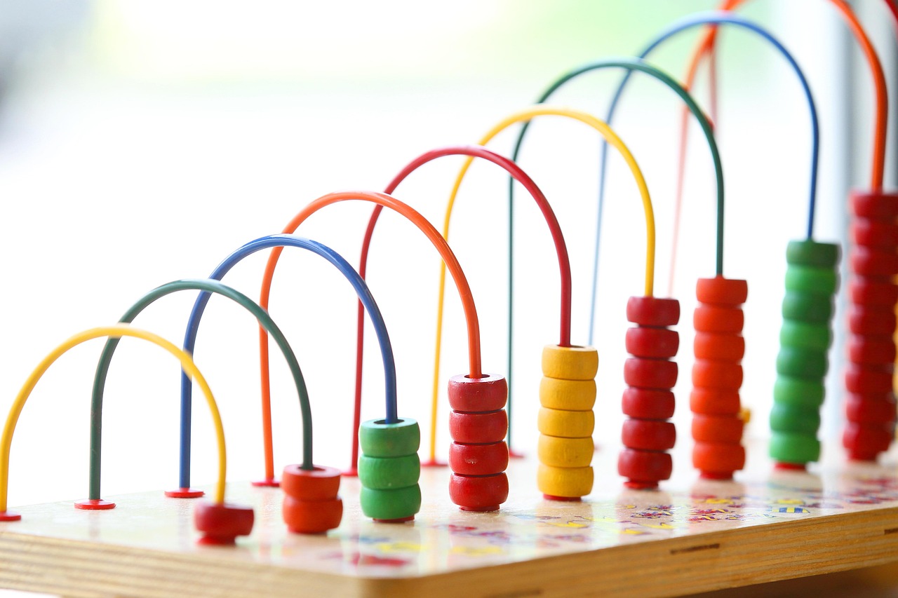 Jouets d’éveil : les incontournables des premiers mois