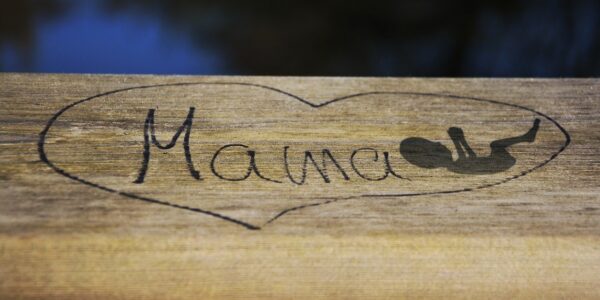 découvrez des conseils pratiques pour gérer vos émotions pendant la grossesse et vivre cette période de manière sereine et équilibrée.