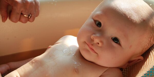 organisez une baby shower inoubliable avec nos idées déco, jeux amusants et conseils pratiques pour célébrer l'arrivée de bébé en famille et entre amis.